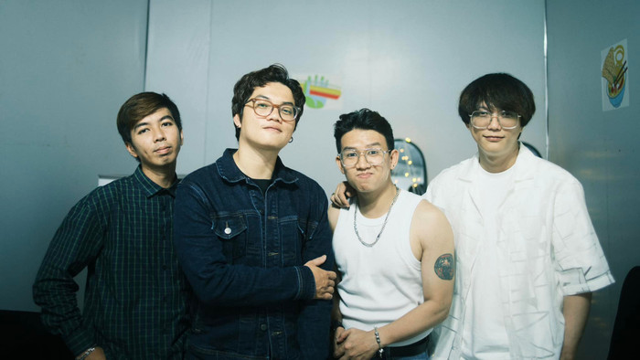 Hình ảnh nam ca sĩ Trần Duy Khang (đứng thứ hai từ bìa trái ảnh) bên cạnh các thành viên trong nhóm nhạc Chillies. Ảnh: FBNV