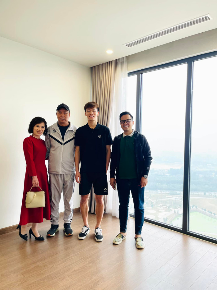 Bố mẹ Hoàng Đức đến xem căn nhà đầu tiên của con trai sau nhiều năm thi đấu chuyên nghiệp. Ảnh: Facebook Quang Việt