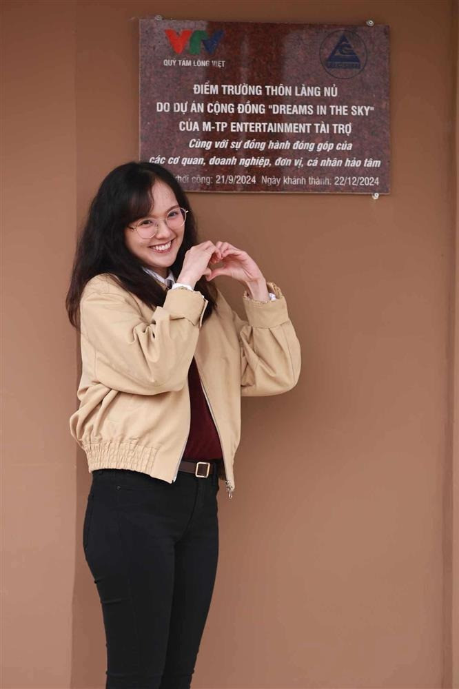 Hải Tú mất điểm vì mái tóc mỏng lơ thơ, để lộ vầng trán rộng. (Ảnh Dnew)