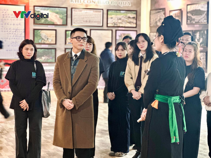 Sơn Tùng, Hải Tú cùng ê kíp lên thăm ngôi trường ở Làng Nủ. (Ảnh VTV)