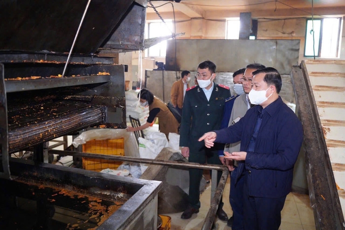 Dầu chiên bim bim ngã màu đen xì. Ảnh: Thu Trang