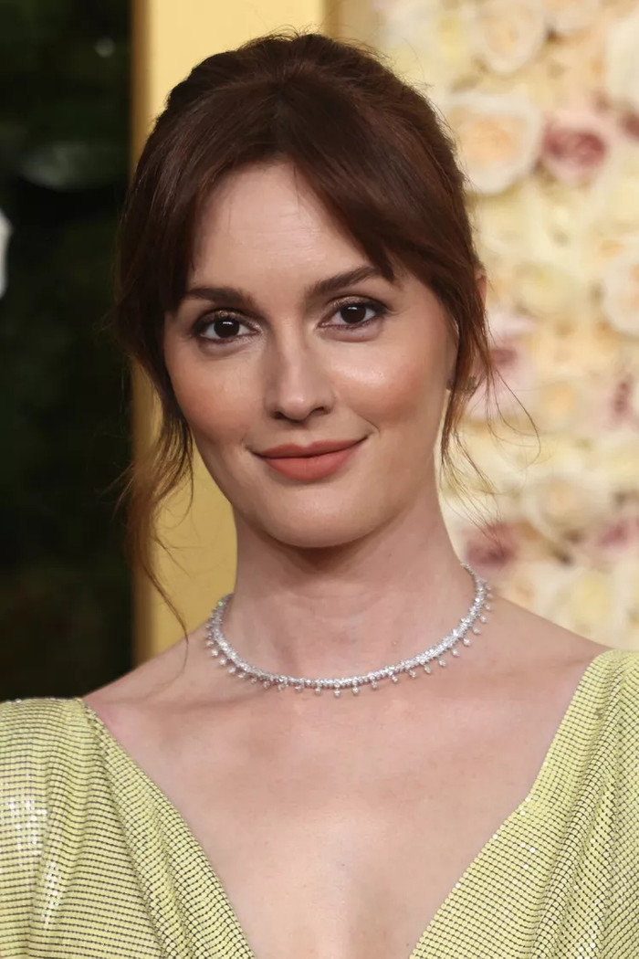 Leighton Meester phá cách khi từ bỏ mái tóc nâu quen thuộc để thử nghiệm màu tóc đỏ ấm áp. Phần mái được kéo gọn về phía sau, kết hợp với những lọn tóc xoăn mềm mại, tạo nên diện mạo đầy quyến rũ.