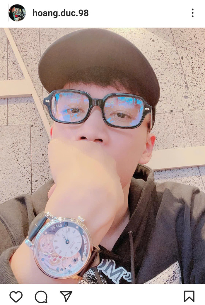 Khi xuống phố, chàng tiền vệ tuyển Việt Nam thường kết hợp phụ kiện như kính mắt, mũ lưỡi trai và đồng hồ. Một trong những thiết kế đáng chú ý là mẫu Epos Oeuve D’art phiên bản giới hạn, được thương hiệu bán với giá hơn 76 triệu đồng. (Ảnh: IGNV)