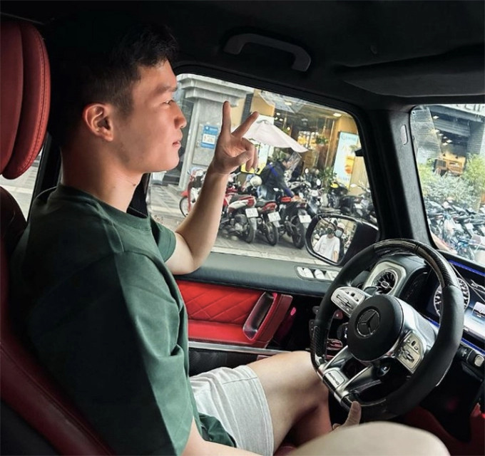 Sau khi cùng tuyển U23 Việt Nam giành chức vô địch bóng đá nam tại SEA Games 31, Hoàng Đức đã tự thưởng cho mình chiếc xế hộp Mercedes-Benz GLC 300 Matic trị giá khoảng 2,6 tỷ đồng. Tháng 6 cùng năm, chàng cầu thủ vui mừng chia sẻ cơ ngơi hoàn công tại quê nhà Hải Dương. Theo tìm hiểu, biệt thự của anh có giá trị không dưới 10 tỷ đồng. Năm 2023, Hoàng Đức thu hút sự chú ý bởi khoảnh khắc ngồi trong chiếc Mercedes G63 có giá hơn 11 tỷ đồng. (Ảnh: IGNV)
