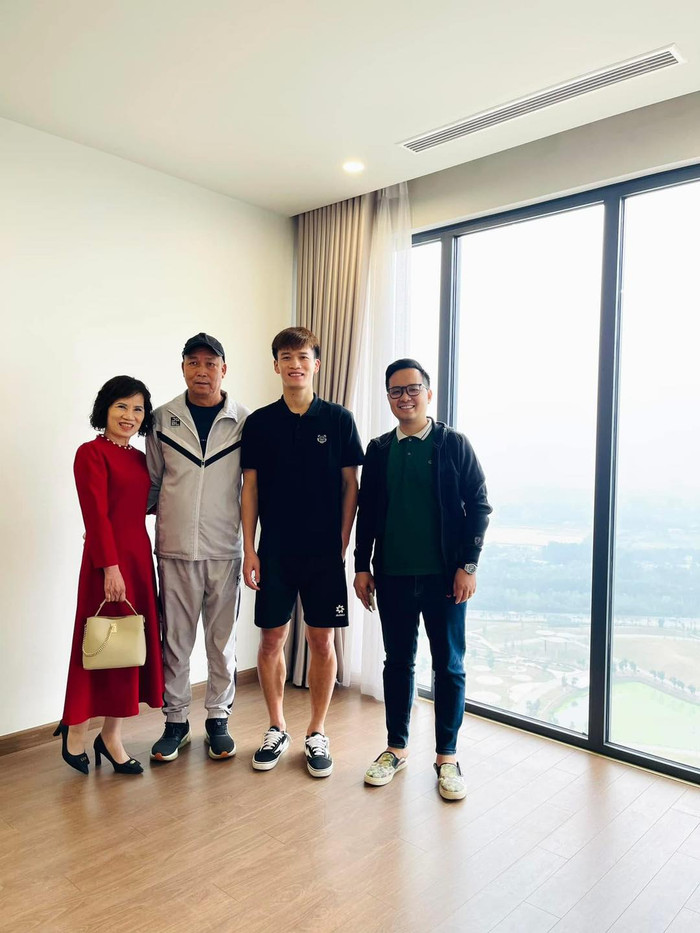 Gần đây, chân sút số 14 tậu thêm căn chung cư cao cấp gần sân vận động Mỹ Đình, Hà Nội. Dù chưa rõ anh đã đầu tư vào dự án nào nhưng nhiều khán giả tin rằng đây là một phần thưởng xứng đáng mà Hoàng Đức dành tặng bản thân sau nhiều năm cố gắng trên sân cỏ. (Ảnh FB: Quang Việt)