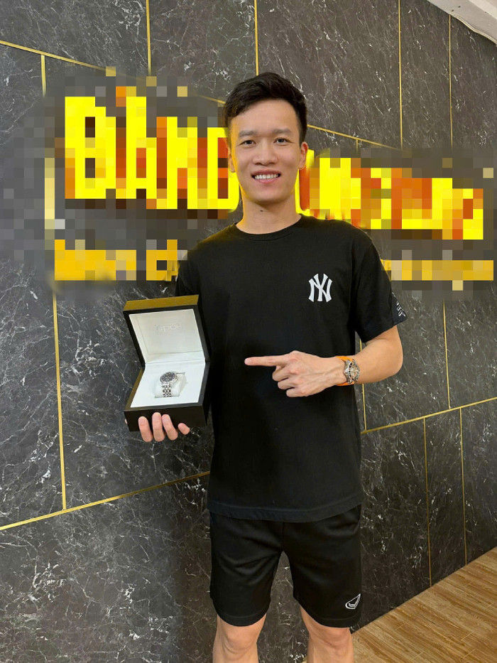 Trong một lần lựa chọn quà tặng, Hoàng Đức mạnh tay chi cho bộ đôi đồng hồ gồm Epos 33435 Verson 2 Le (hơn 62 triệu đồng) và Tissot Automatic Le Lolce (khoảng 19 triệu đồng). (Ảnh: IGNV)