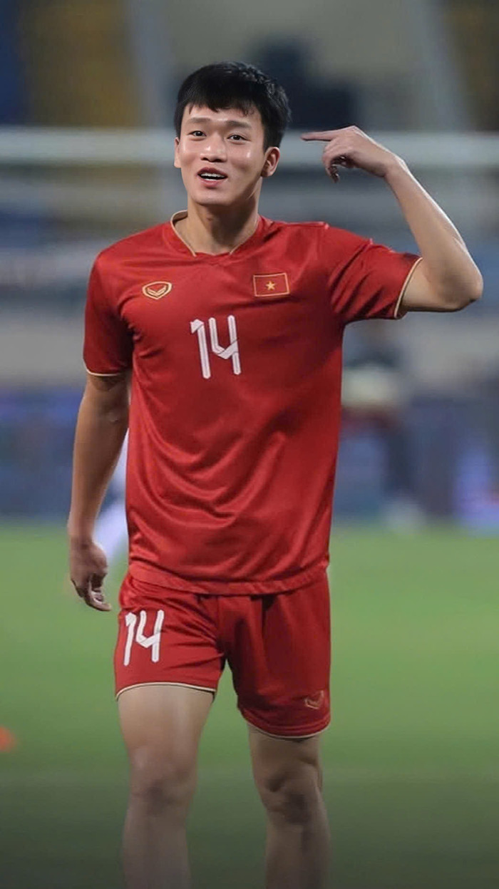 Hoàng Đức được xem là một mắt xích quan trọng trong lối chơi mà HLV Kim Sang Sik gầy dựng cho tuyển Việt Nam tại AFF Cup 2024. Danh tính của chân sút sinh năm 1998 gây sốt mạng xã hội Đông Nam Á sau khi cùng đồng đội chinh phục thành công chiếc cúp vô địch. (Ảnh: FBNV)