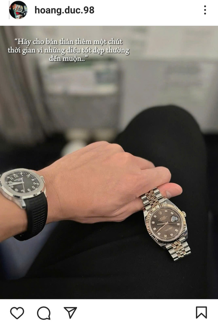 Nhiều người hâm mộ cho rằng mẫu đồng hồ dây da đen Patek Philippe Aquanaut 5167A (giá khoảng 1,9 tỷ đồng) là món hàng đắt nhất trong dàn phụ kiện của Hoàng Đức, tính đến thời điểm hiện tại. Trước khi tậu về tay thiết kế này, anh đã sở hữu nhiều dòng đồng hồ cao cấp. Các mẫu mã mà nam cầu thủ yêu thích thường đến từ các thương hiệu như Hublot, Epos, Tissot,… (Ảnh: IGNV)