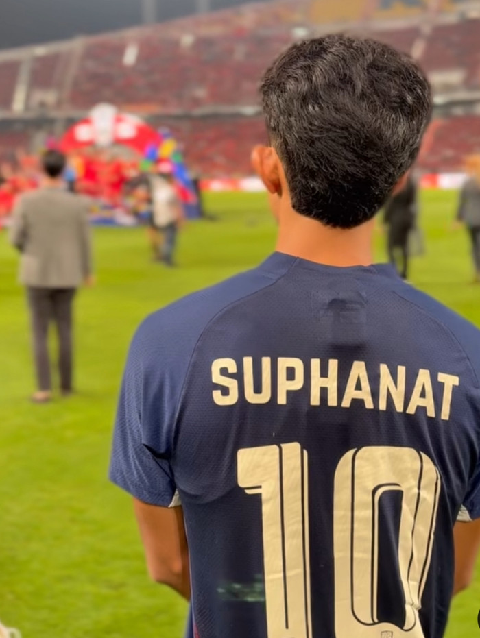 Đối lập với nụ cười của Madam Pang là hình ảnh Suphanat lặng nhìn tuyển Việt Nam vô địch.