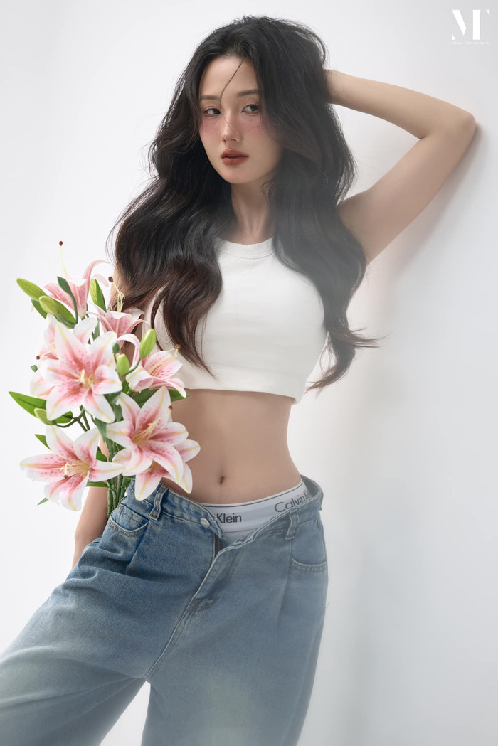 Hot girl quê Nghệ An nhiều lần đốn tim khán giả khi khoe body 'mướt mắt', vòng eo siêu thực cùng đường cong nóng bỏng. Ngoài diễn xuất, sao phim Đi Về Miền Có Nắng còn làm người mẫu, quay TVC...