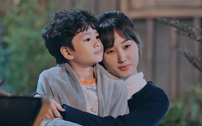 Mọi chuyện trở nên phức tạp khi Tường Vân (Yên Đan) xuất hiện, trở thành 'em gái mưa' quấn lấy Đình Phong. Ba mảnh ghép làm nên mối quan hệ tay ba phức tạp trong Đi Về Miền Có Nắng.