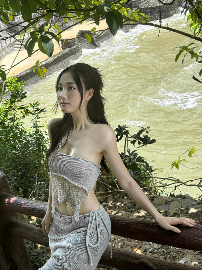 Hoàng Khánh Ly sinh năm 1998, quê ở Nghệ An, từng theo học Trường Đại học Giao thông vận tải và lớp diễn xuất tại Trường Đại Học Sân Khấu - Điện Ảnh Hà Nội. Nữ diễn viên được hướng dẫn diễn xuất bởi nhiều diễn viên gạo cội của màn ảnh Việt, từng bước đi lên từ vai phụ trong Thương Ngày Nắng Về, Hương Vị Tình Thân, Gia Đình Mình Vui Bất Thình Lình...