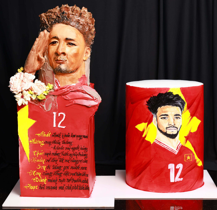 Hai chiếc bánh dành tặng cầu thủ Nguyễn Xuân Son được các nghệ nhân hoàn thiện bằng sự nỗ lực không ngừng trong khoảng thời gian nhất định. Ảnh: NVCC
