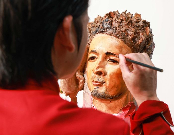 Mỗi chi tiết trên khuôn mặt của cầu thủ Nguyễn Xuân Son đều được các nghệ nhân thực hiện một cách tinh tế trên chiếc bánh. Ảnh: NVCC