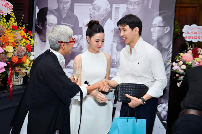 Hình ảnh mới nhất của vợ chồng Midu. Ảnh: FBNV