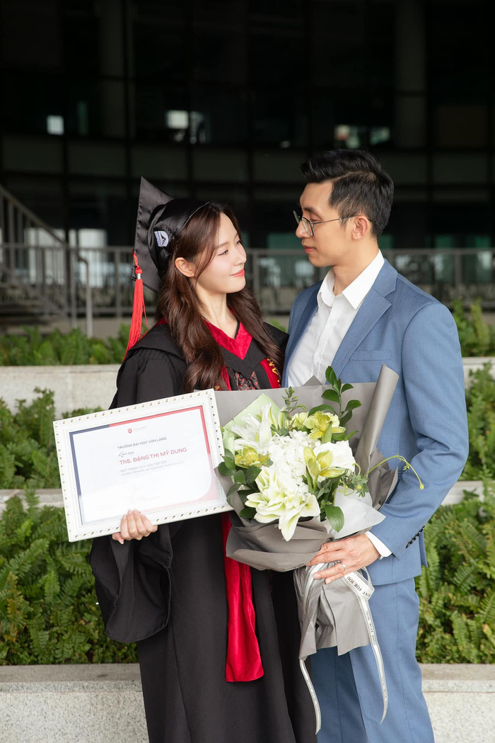 Midu được chồng chăm sóc, hết mực quan tâm khi chính thức tốt nghiệp chương trình Thạc sĩ. Ảnh: FBNV