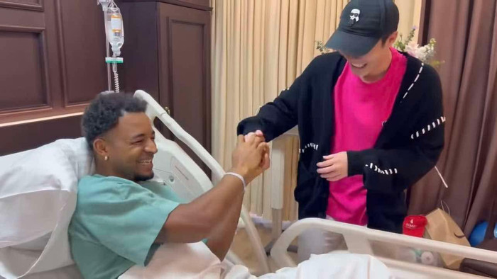 Văn Toàn nắm chặt tay Xuân Son, động viên anh chàng sớm hồi phục sức khoẻ. 