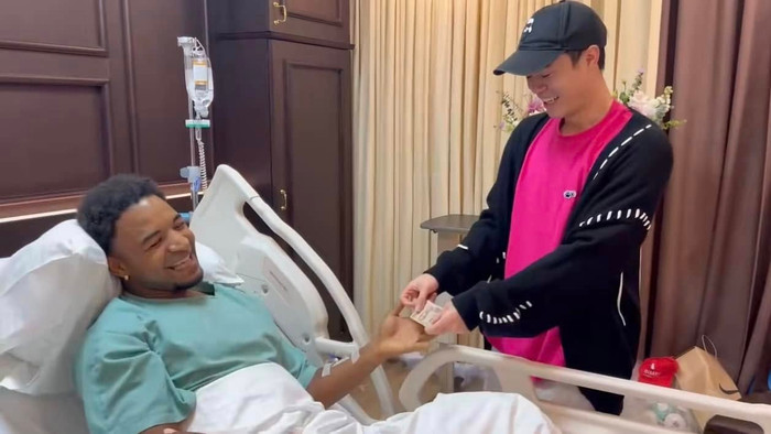 Xuân Son cười ngại ngùng trước màn tặng quà của Văn Toàn. 