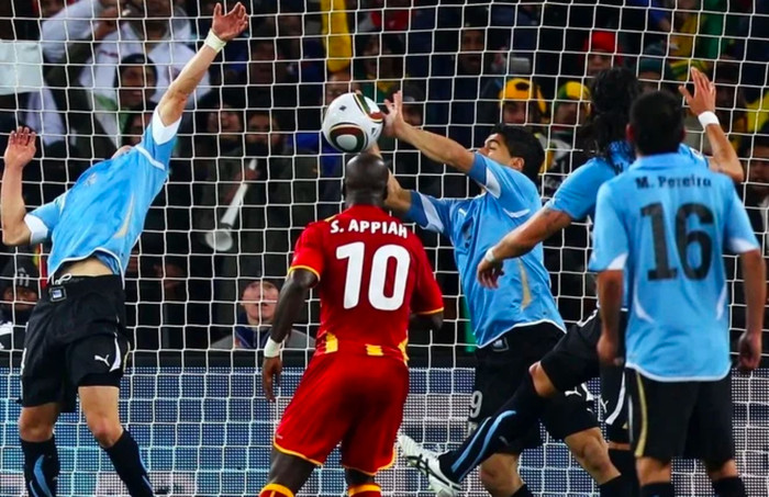 Luis Suarez đã dùng cả hai tay ngăn bàn thắng của Ghana.