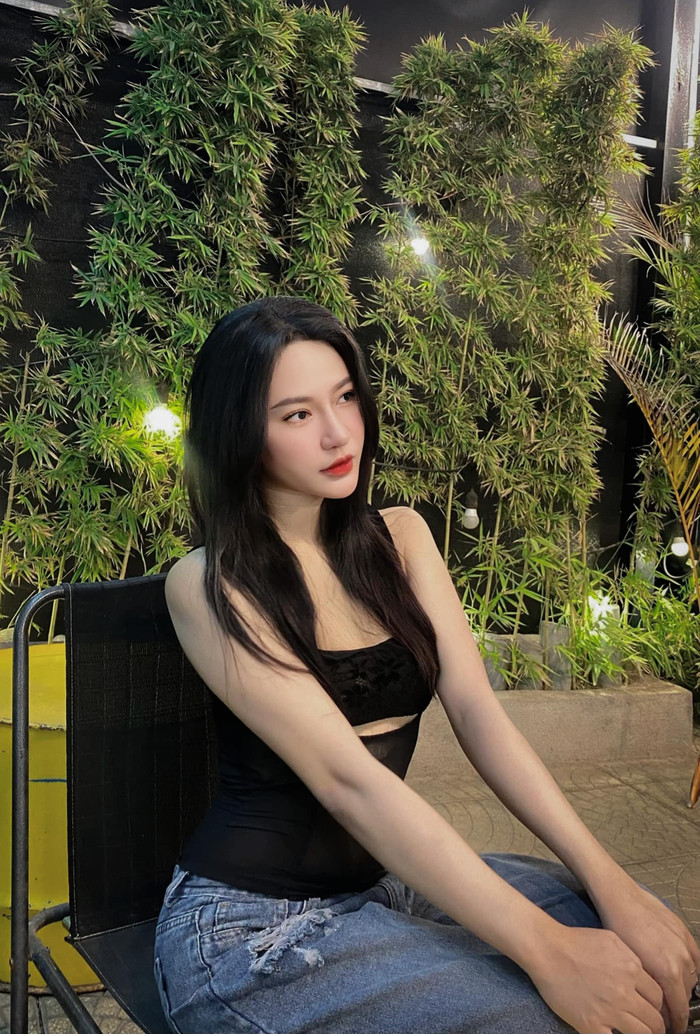 Vợ Đình Triệu còn thử sức ở những mẫu áo xẻ sâu hoặc có đường cắt khoét, để lộ lấp ló đôi 'gò bồng đảo' đẫy đà. (Ảnh: FBNV)