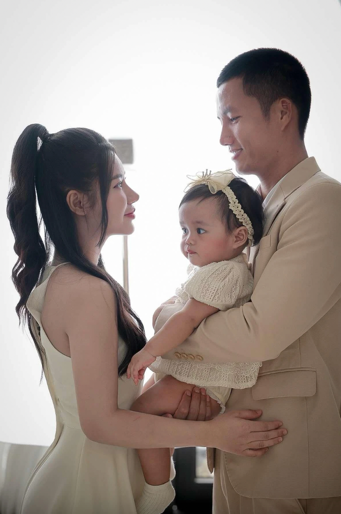 Khép lại mùa giải AFF Cup 2024 nhưng sức hút đến từ đội tuyển Việt Nam vẫn chưa có dấu hiệu hạ nhiệt. Trong đó, tầm ảnh hưởng của thủ môn Đình Triệu còn lan rộng khắp Thái Lan. Không những vậy, nàng WAGs nóng bỏng Phan Diễm Tường Linh - vợ Đình Triệu còn tạo nên 'cơn sốt' đối với người hâm mộ tại đất nước chùa Vàng. (Ảnh: FBNV)