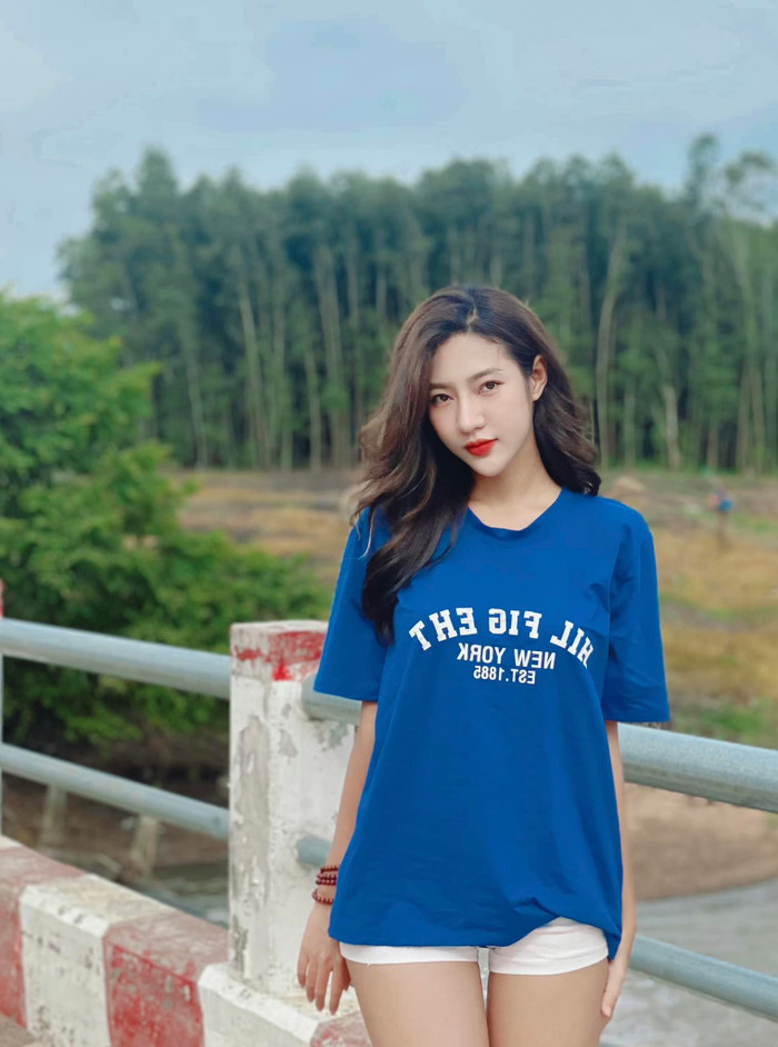 Ở những hoạt động đời thường, vợ Đình Triệu ưa chuộng những trang phục đơn giản, mang phong cách trẻ trung, năng động. Nàng WAG kết hợp bản phối thời trang gồm áo thun form rộng và quần short ngắn, tôn lên đôi chân dài thon, nuột nà. (Ảnh: FBNV)