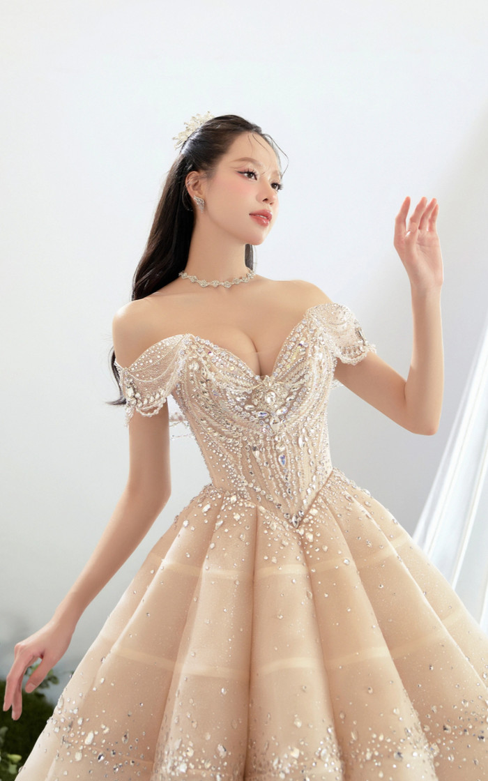 Hoa hậu Thanh Thủy từng cho biết ở thời điểm hiện tại, cô muốn tập trung cho việc học và phát triển sự nghiệp rồi mới tính đến chuyện kết hôn. (Ảnh: FBNV)