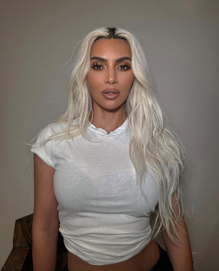 Không ít lần Kim Kardashian lộ gương mặt đơ cứng, kém tự nhiên do lạm dụng tiêm botox/filler quá đà. 