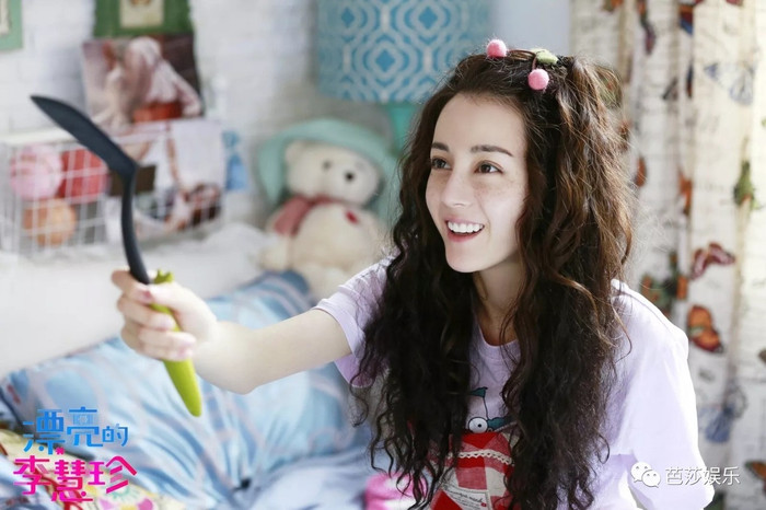 Địch Lệ Nhiệt Ba vẫn chưa thể kém sắc được.