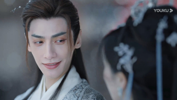 Makeup mấy lớp của La Vân Hi cùng eyeliner sắc lẹm.