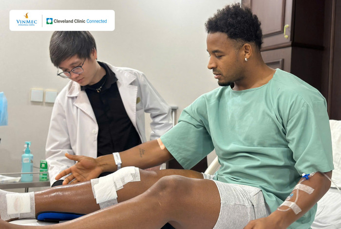 Nguyễn Xuân Son được bác sĩ thăm khám vào hôm 08/1. (Ảnh: Vinmec)