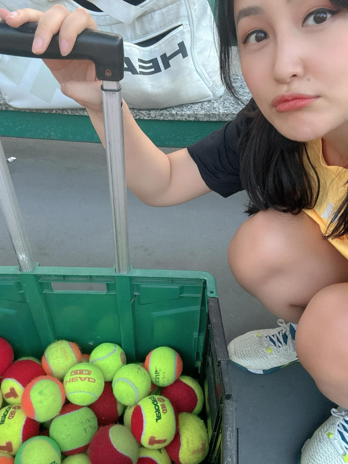 Mai Phương Thuý vui vẻ khoe bản thân từng có thời gian khổ luyện vì bộ môn tennis. Ảnh: FBNV