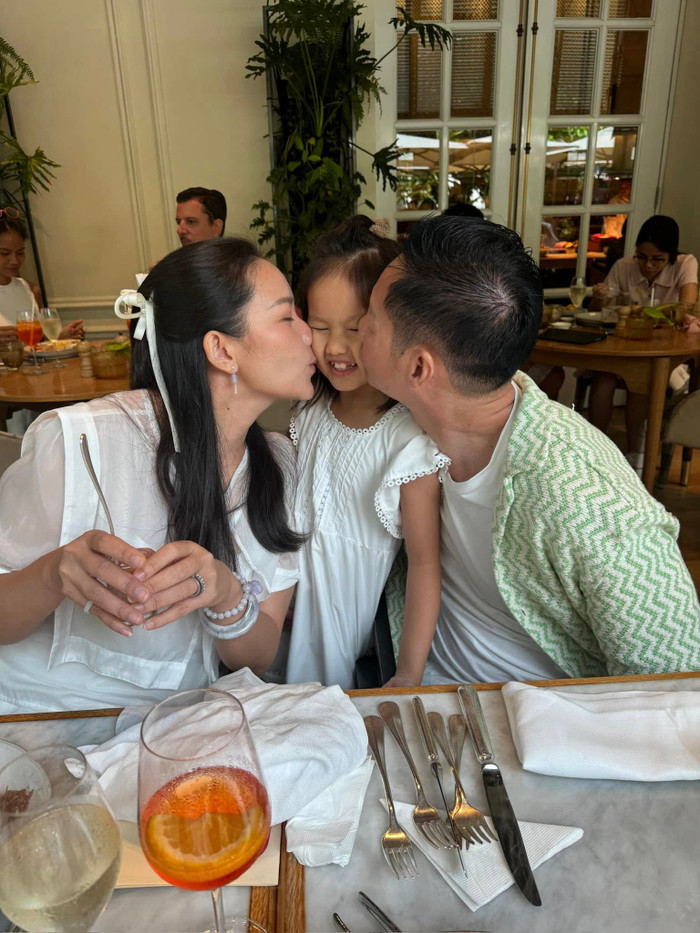 Gần 1 thập kỉ bên nhau, nữ người mẫu Phan Như Thảo và chồng đại gia hơn 26 tuổi đang tận hưởng hôn nhân hạnh phúc, bình yên bên cạnh con gái. (Ảnh: FBNV)