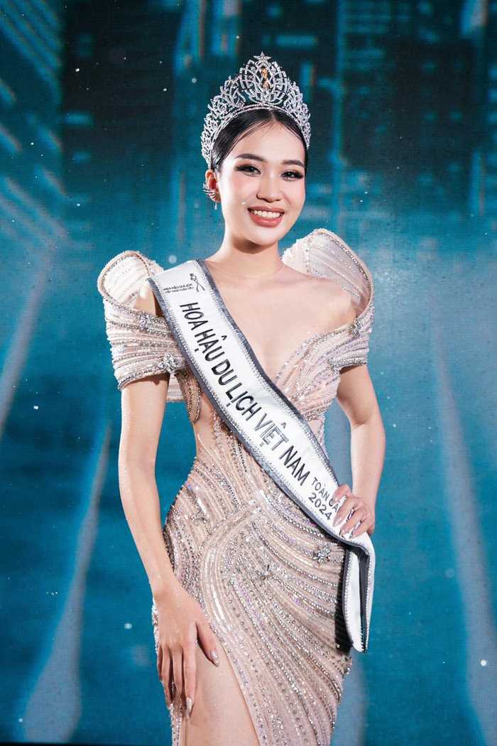 Xe ô tô là phần thưởng mà Hoa hậu Kỳ Duyên nhận được khi trở thành Hoa hậu Du lịch Việt Nam Toàn cầu 2024. (Ảnh: FBNV)