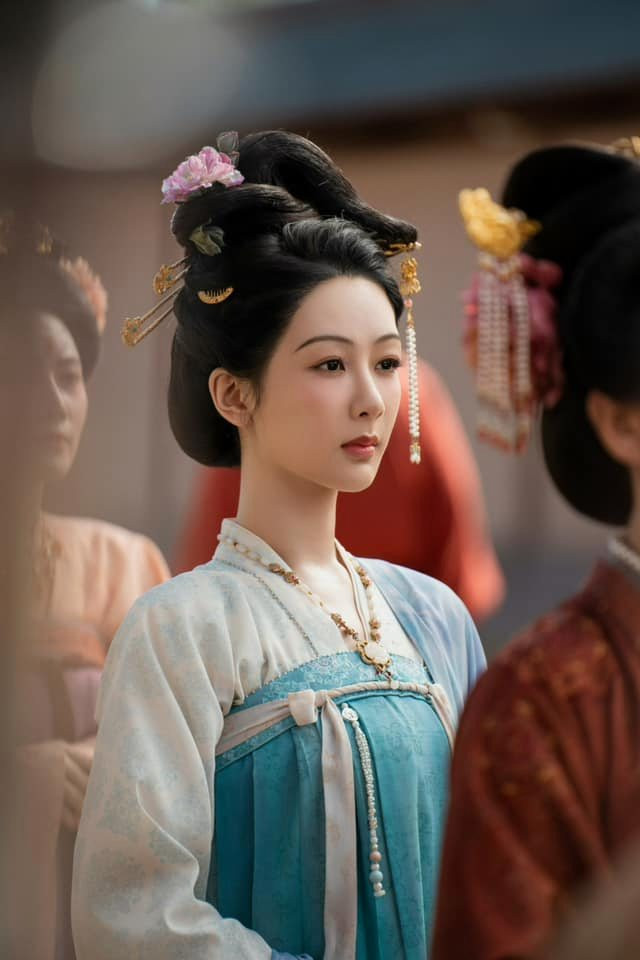 Dương Tử trở lại mạnh mẽ với bộ phim cổ trang Quốc sắc phương hoa tái hợp với Lý Hiện. 