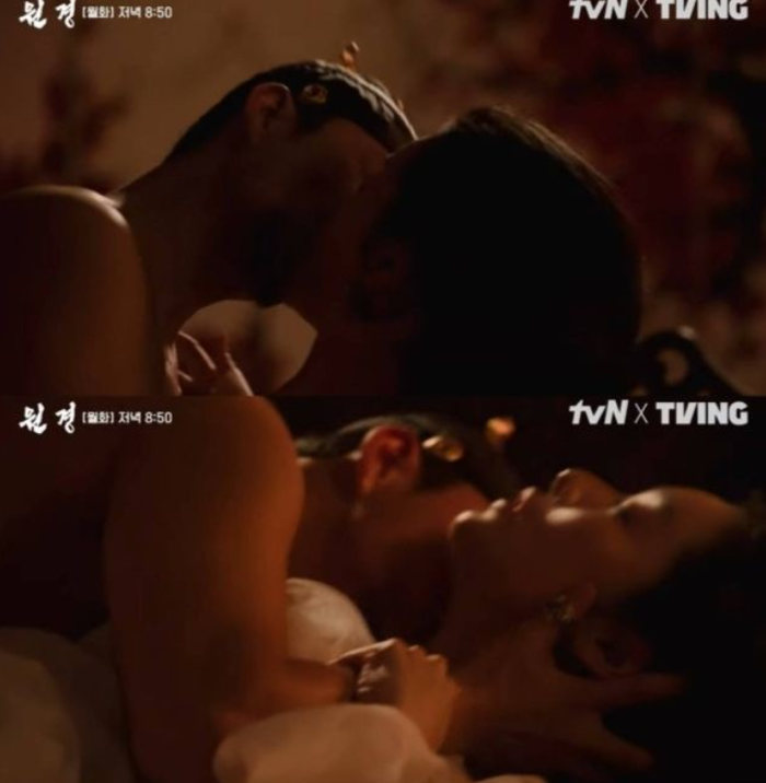 Cảnh nóng kéo dài hơn 3 phút của The Queen Who Crowns khiến khán giả sốc nặng khi nữ diễn viên Cha Joo Young để lộ ngực trần. 