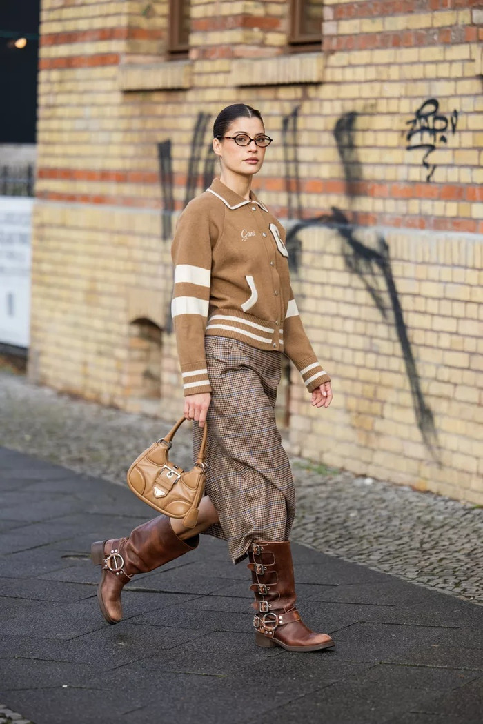 Hãy thay áo khoác đen nhàm chán bằng bomber Mocha Mousse! Đi cùng quần đồng màu và bốt nâu sô cô la, phong cách này sẽ mang lại vẻ ngoài năng động nhưng không kém phần tinh tế.