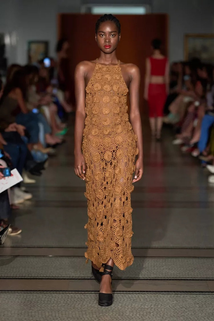 Mocha Mousse không chỉ dành cho mùa đông! Hãy thử chiếc váy ren hoặc váy móc màu nâu nhạt như trong bộ sưu tập của Alejandra Alonso Rojas. Phối cùng phụ kiện tối giản sẽ giúp bạn làm chủ sắc nâu này trong mọi hoàn cảnh.