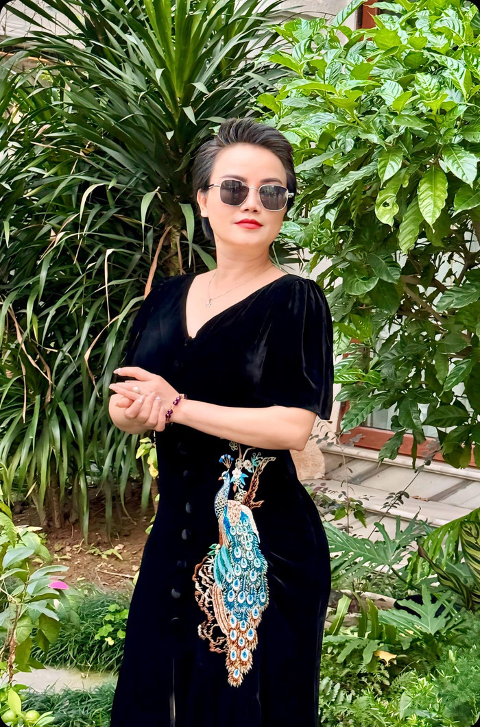 Hoàng Yến chuẩn bị lên xe hoa.