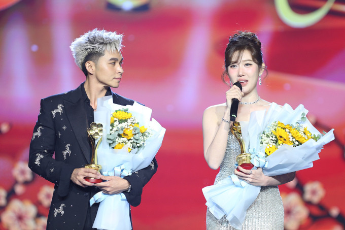 Thúy Ngân và Jun Phạm thắng giải 'Nữ - nam diễn viên điện ảnh, truyền hình được yêu thích'. (Ảnh: Ban tổ chức cung cấp)