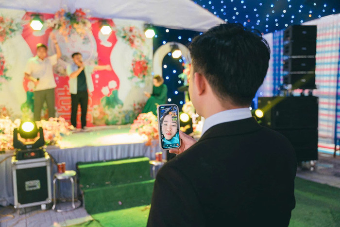 Chú rể gọi videocall cho cô dâu để chứng kiến ngày trọng đại của mình.