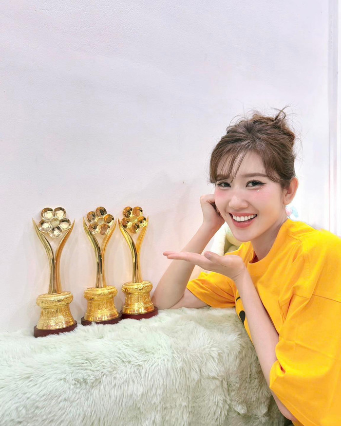 Thúy Ngân khoe gia tài to lớn trong sự nghiệp diễn xuất ở tuổi 33