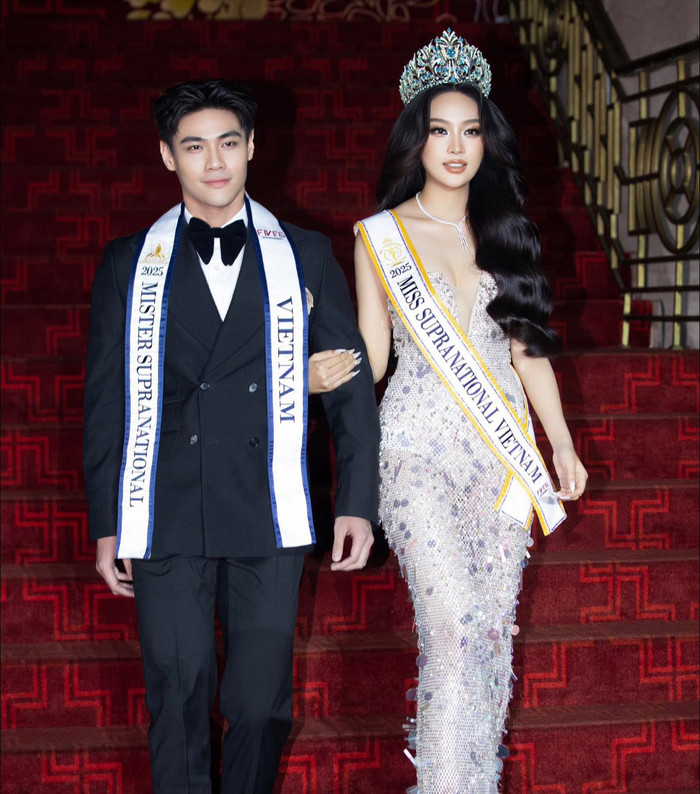 Vừa qua, Kỳ Duyên (bên phải) gây tranh cãi về khả năng giao tiếp tiếng Anh. (Ảnh: FBNV)