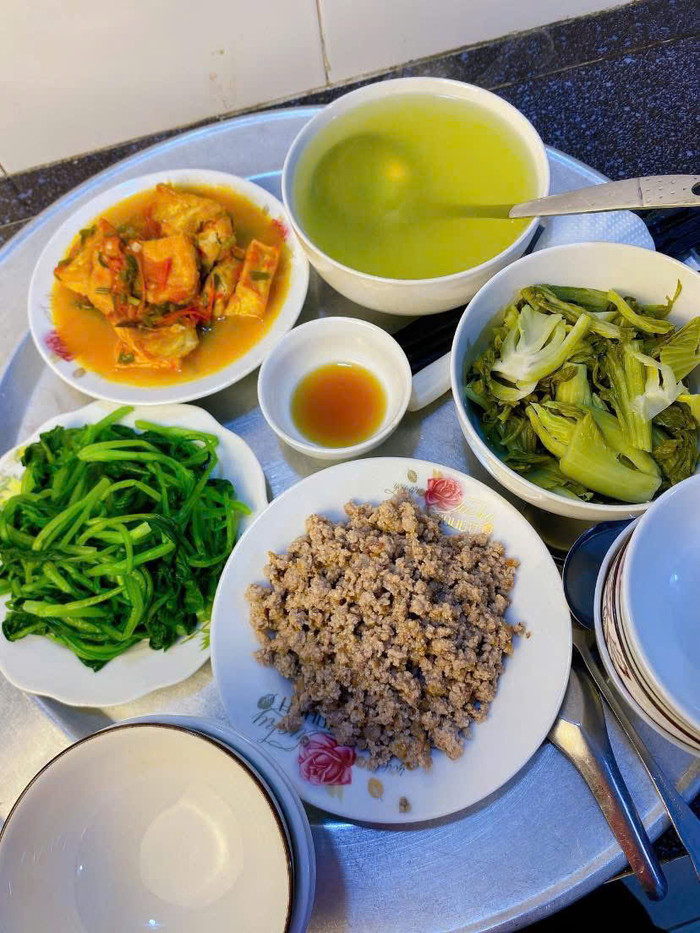 Bữa cơm với chi phí 50.000 đồng cho 5 người ăn. (Ảnh NVCC)