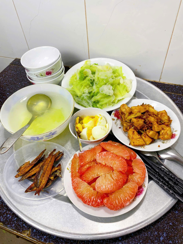 Bữa cơm 49.000 đồng được chị Thoa chia sẻ. (Ảnh NVCC)