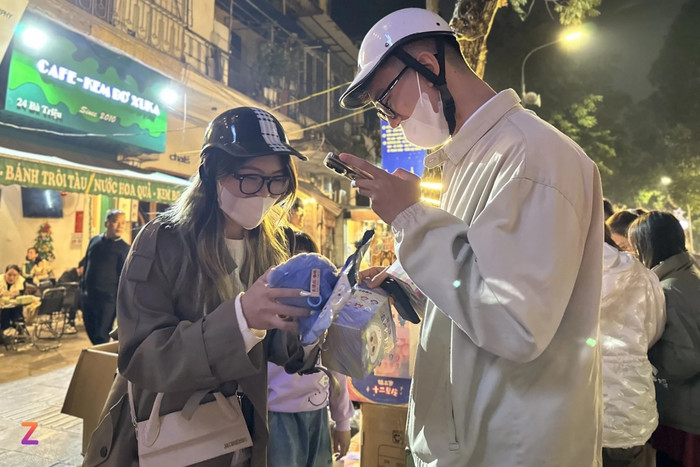 Bạn trẻ Hà Nội thích thú mở hộp mù.