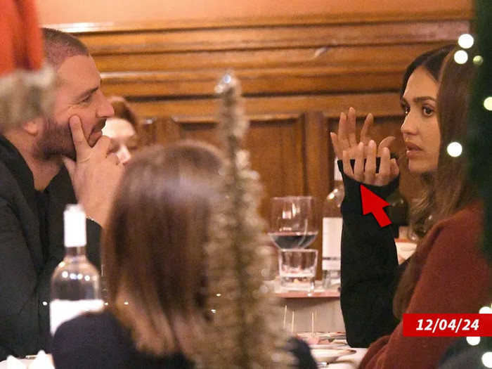 Vào tháng 12/2024, cô cũng bị bắt gặp không đeo nhẫn cưới. 