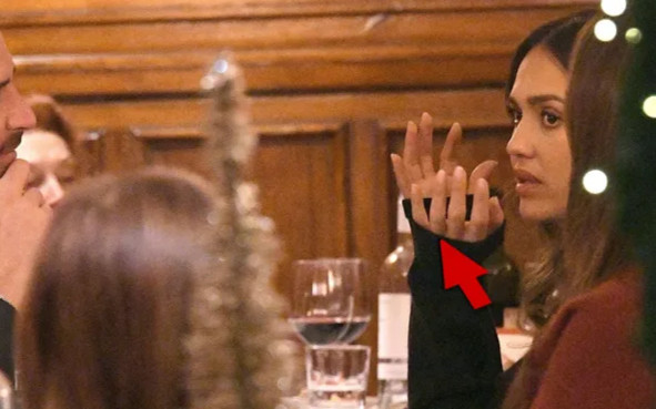 Xôn xao nữ diễn viên nóng bỏng ly hôn sau 17 năm sống với chồng Ảnh 2