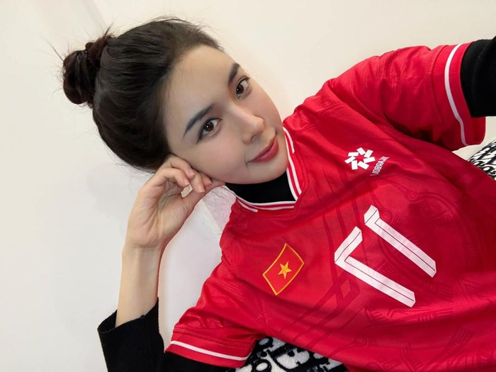 Trước đó, khi cổ vũ đội nhà ở chung kết AFF Cup, Bích Hạnh khoe ảnh chụp với áo mang số 17 của Vũ Văn Thanh. 