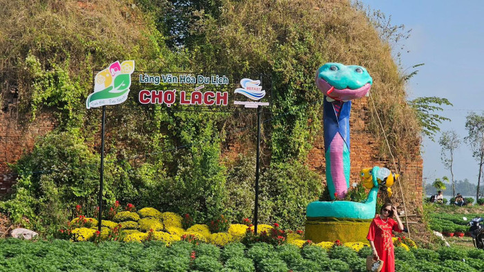 Du khách chụp ảnh với 'linh vật' bé Na